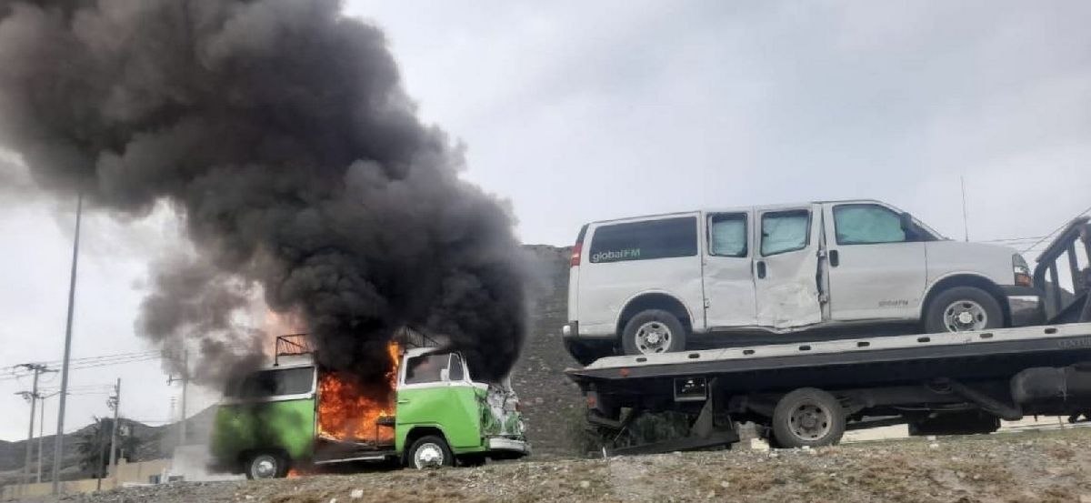Se quema VW combi de colección, trasladada por grúa