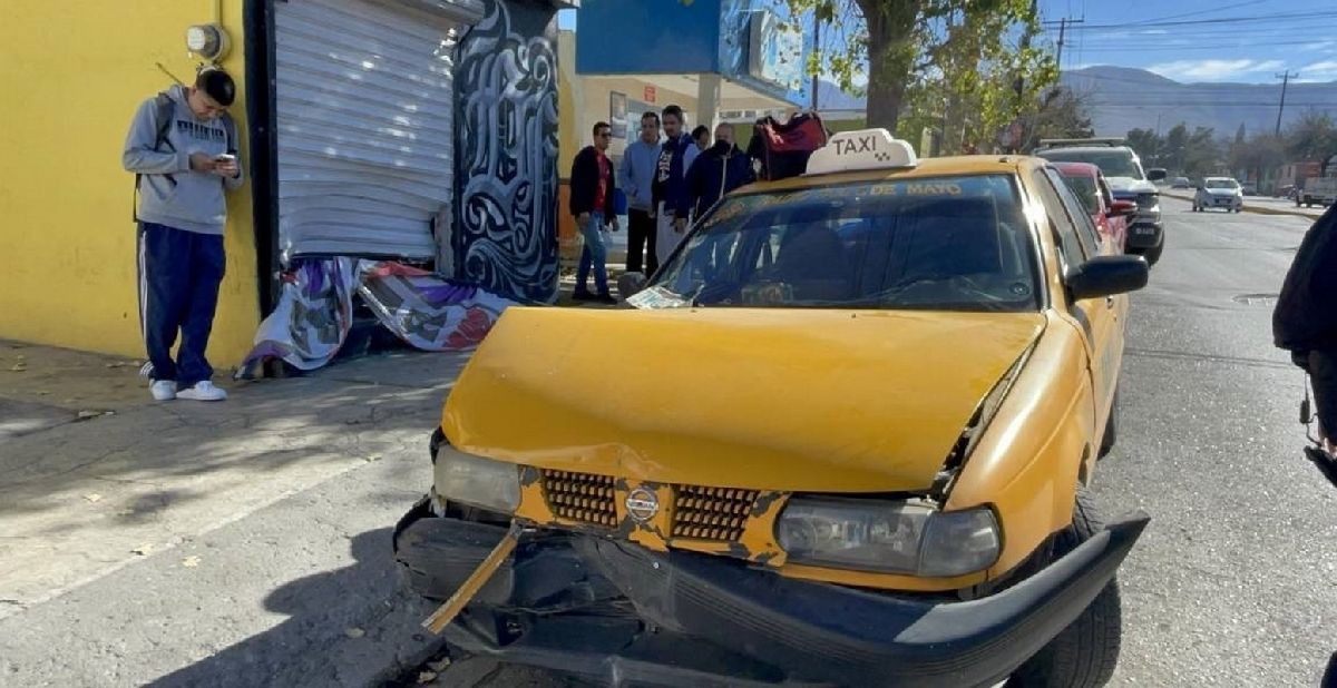 Taxi destruye Barbería