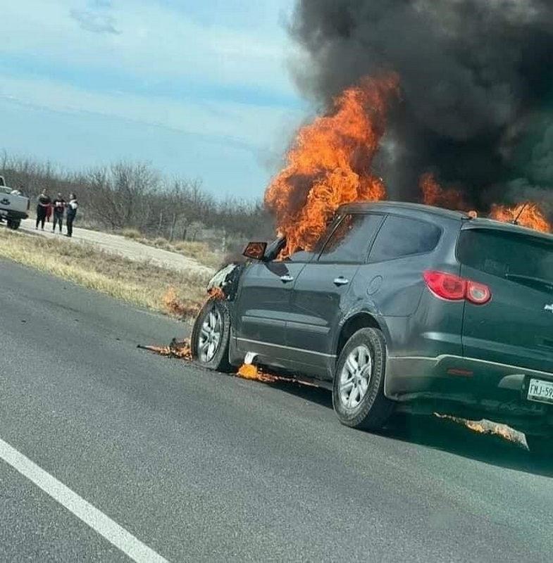 Incendio destruye camioneta en la 57