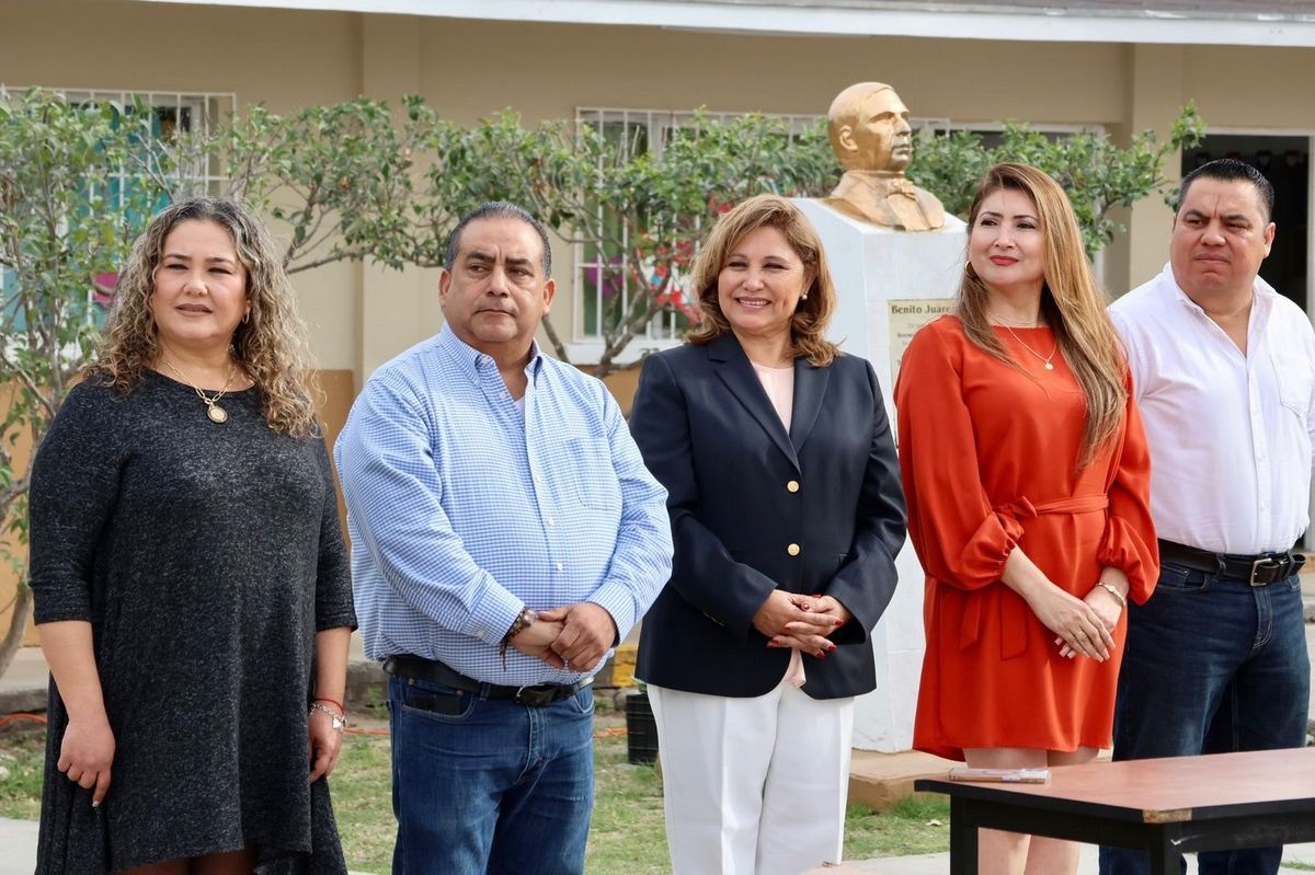 Asiste alcaldesa Diana Haro a la entrega de libros de texto