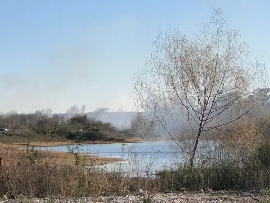 Sofocan incendio forestal en río Sabinas