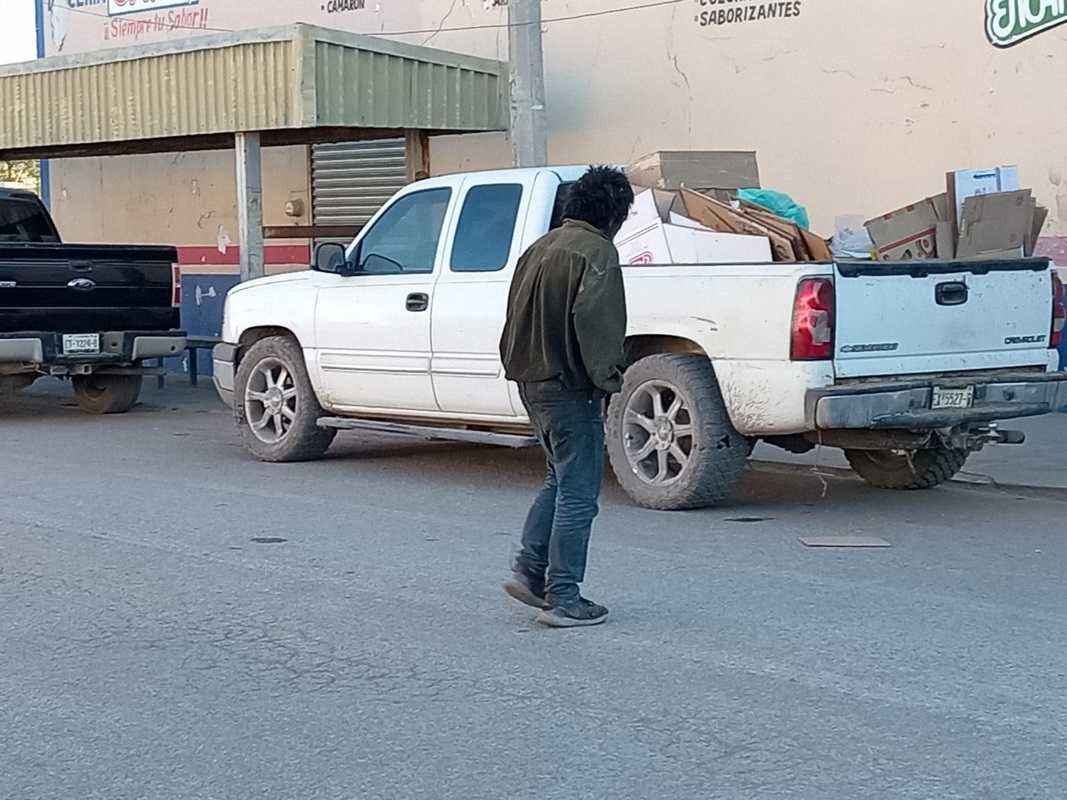 SUJETO ROBA Y HUYE EN TIENDAS DE CONVENIENCIA