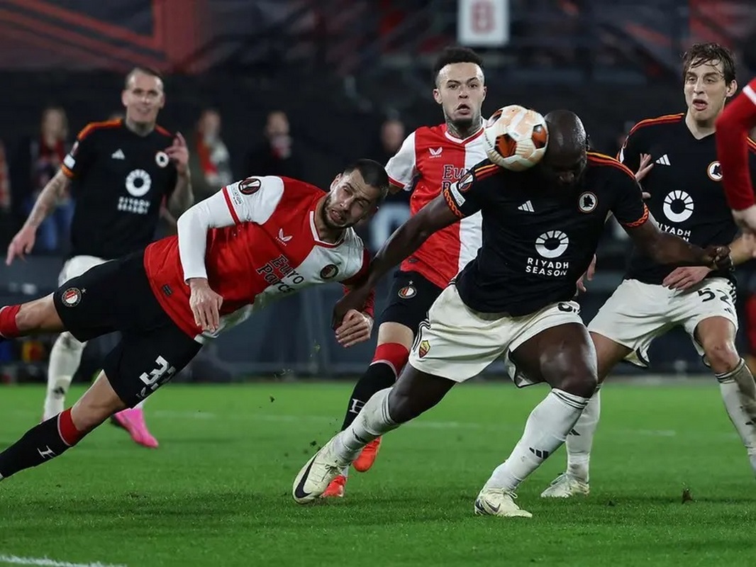 Feyenoord y Santi Giménez no logra vencer a la Roma en Europa League