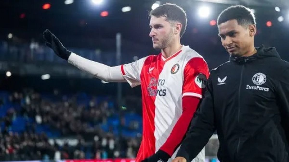Santiago Giménez no sale de la mala racha, aunque Feyenoord gana en casa con la mínima