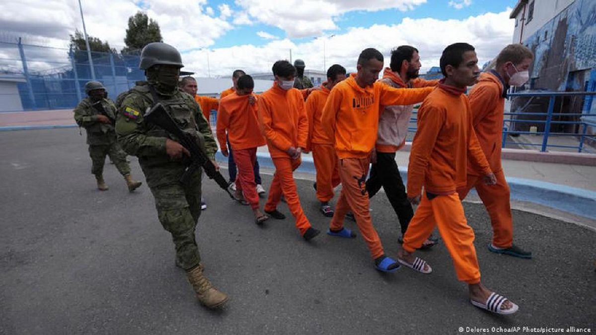 Ecuador dice que arrebató control de cárceles a criminales