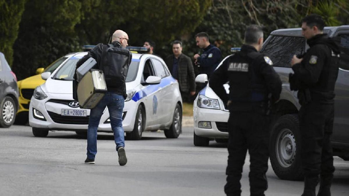 Adulto mayor asesina a su exjefa y dos empleados con escopeta antes de suicidarse, en Grecia