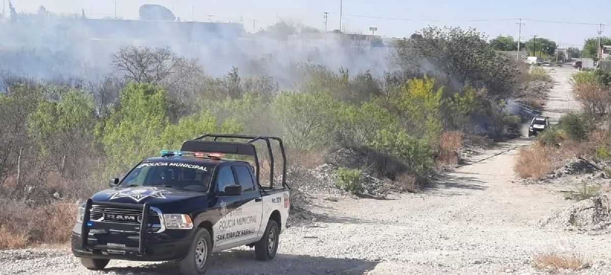 Vándalos provocan incendio en terreno baldío