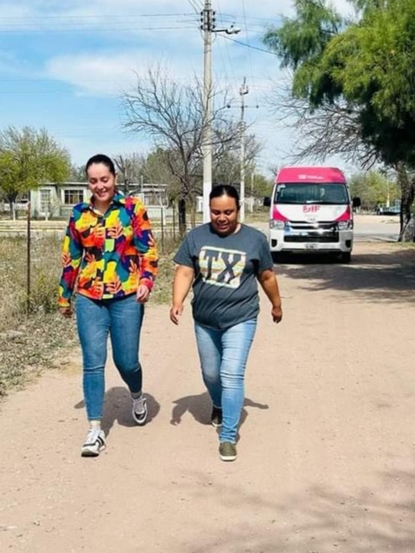 Entrega apoyos alimentarios sistema DIF a familias vulnerables