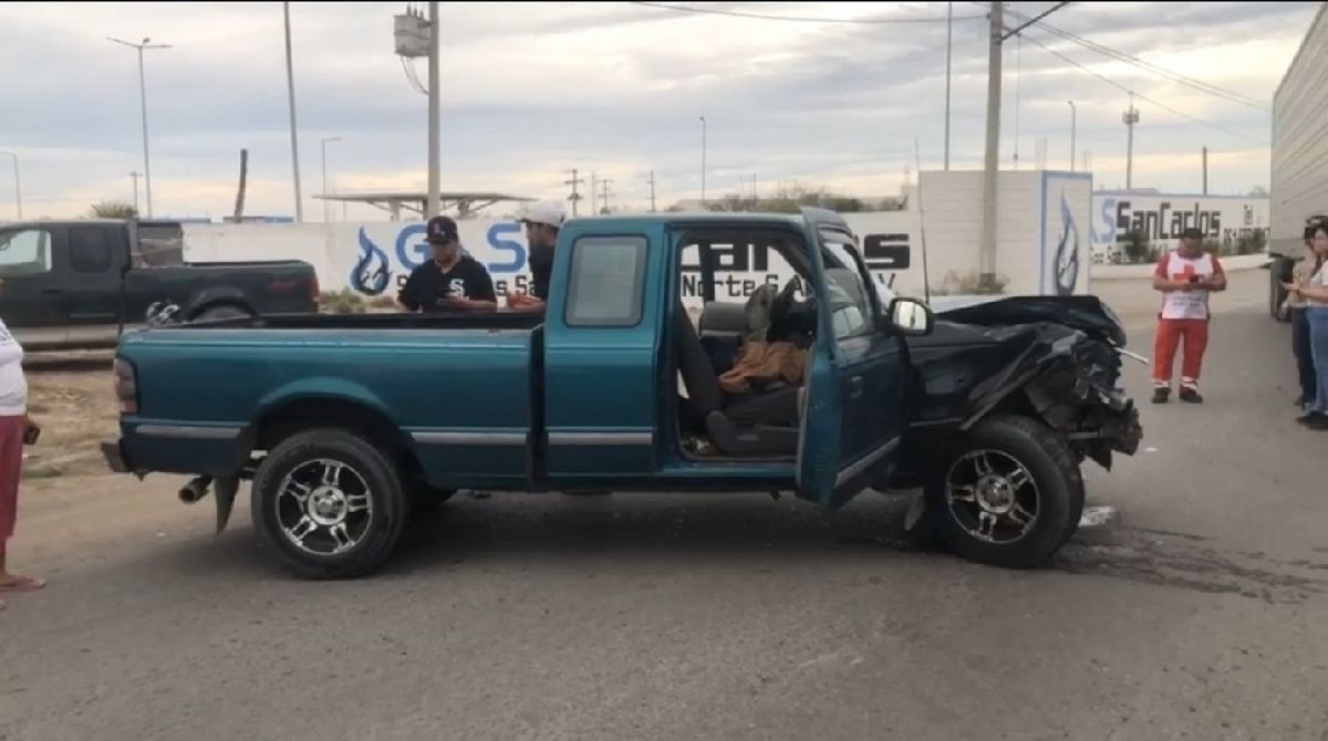 Tracto camión protagoniza fuerte accidente vial en la Cuauhtémoc