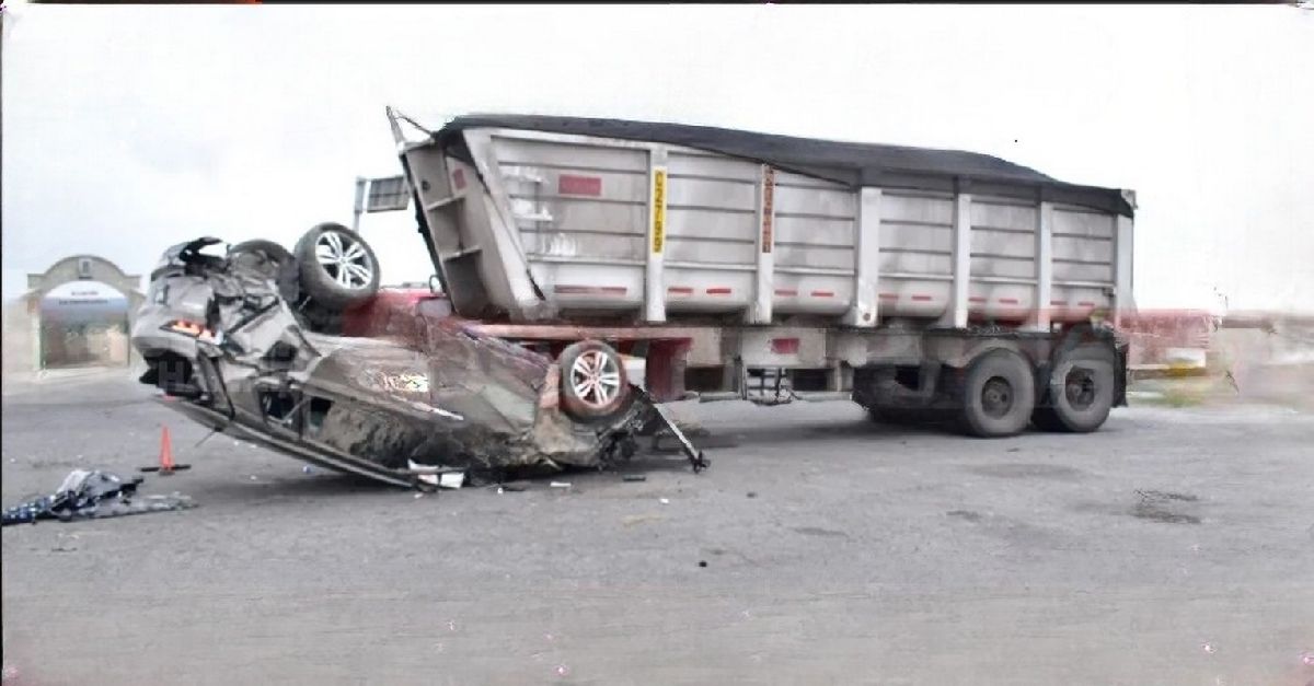 Mujer de la tercera edad vuelca su camioneta al impactarse en caja de tráiler carbonero