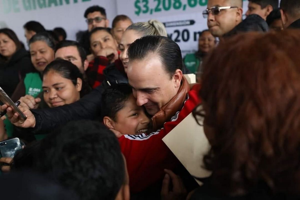 LLEGA MANOLO CON PAVIMENTO Y AGUA A LA CARBONÍFERA