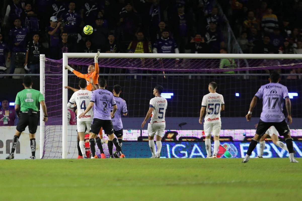 Mazatlán le empata a Chivas en el último suspiro