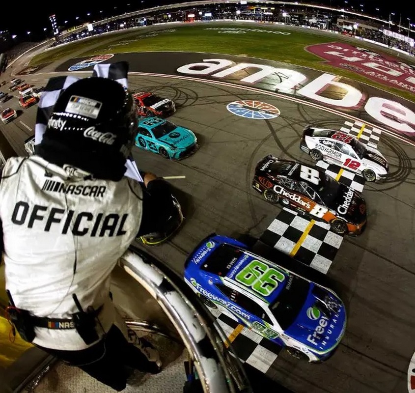 Mexicano Daniel Suárez logra histórica victoria en NASCAR Cup