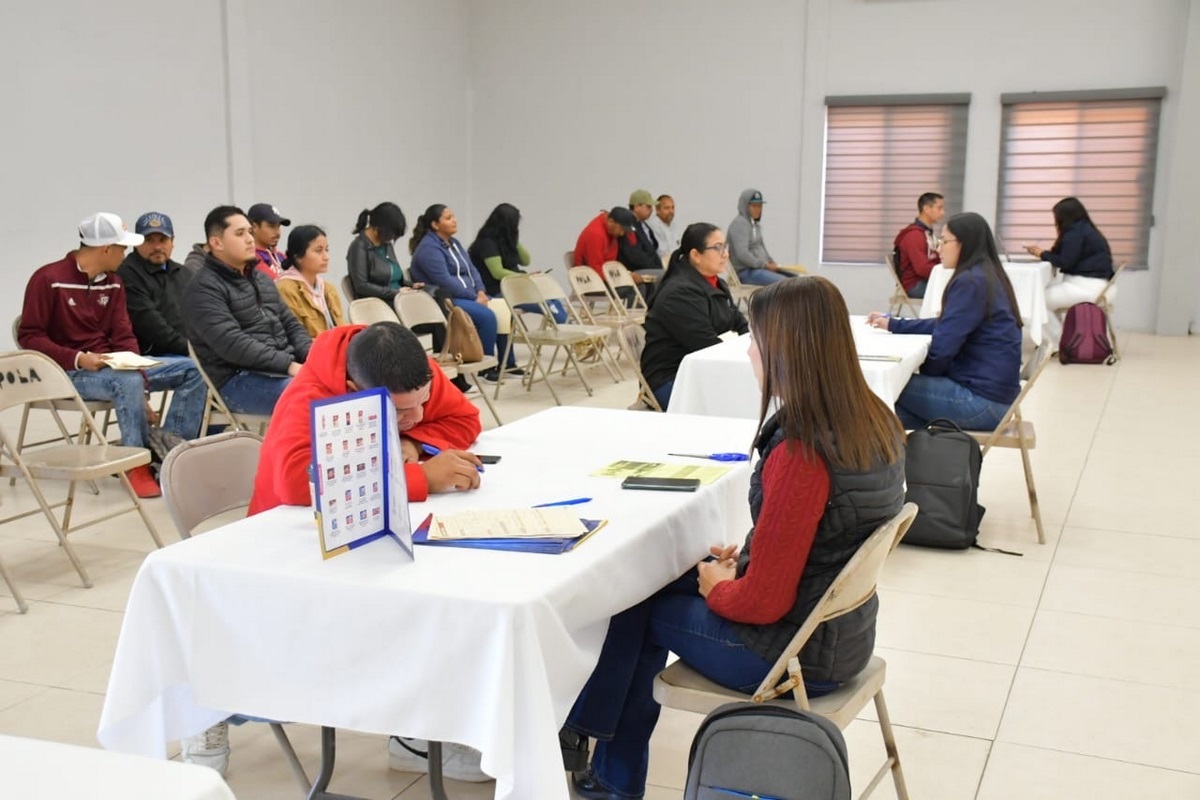 Aprovechan navenses jornada de empleo