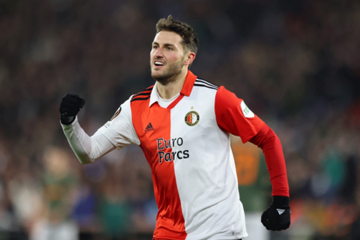 DT del Feyenoord lanza fuerte advertencia a Santiago Giménez