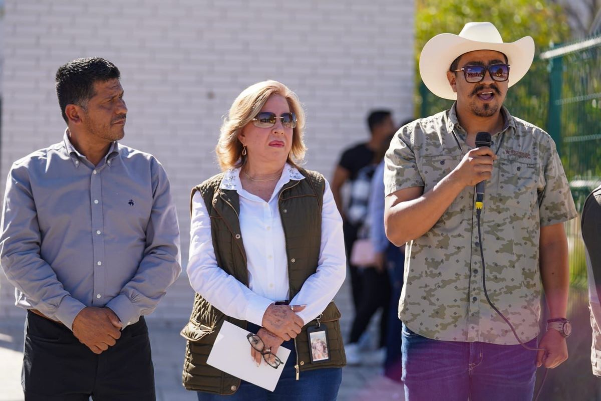 Disfrutan turistas “expo de autos safari”