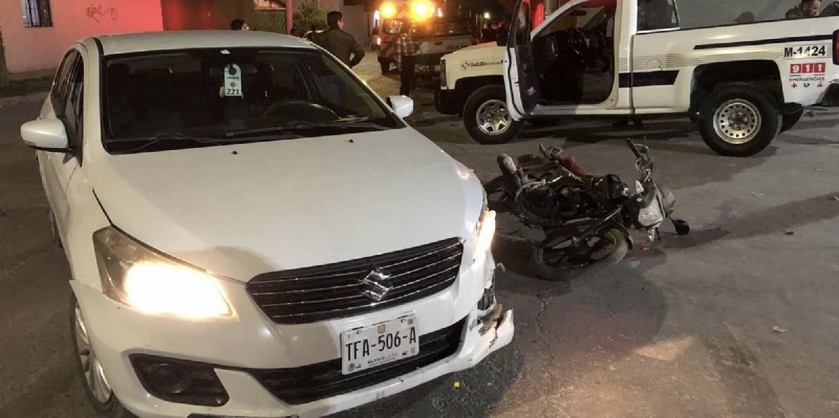 Motociclista se estrella por ir en sentido contrario