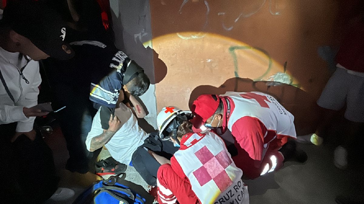 Se rompe la pierna motociclista, lo impacta Jeep