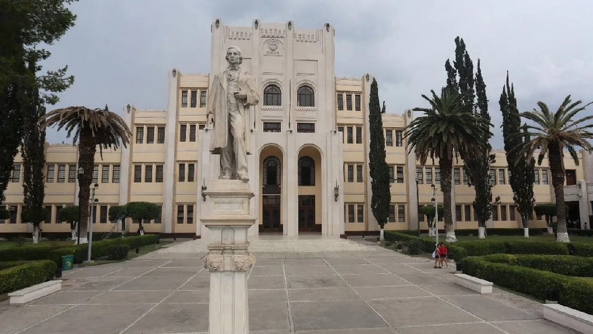 Sujetos encapuchados roban la UAC.