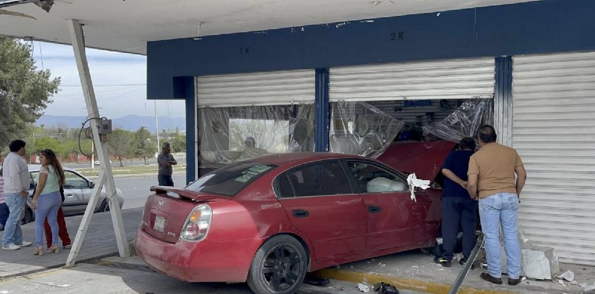 Menor de edad se estrella con auto en negocio