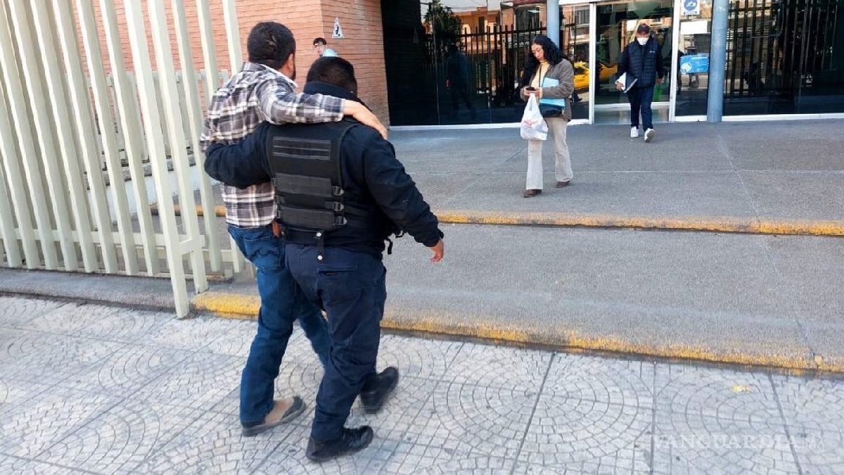 Salvan policías a hombre infartado