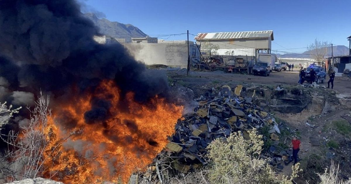 Vecinos incendiaron un arroyo lleno de basura en Saltillo