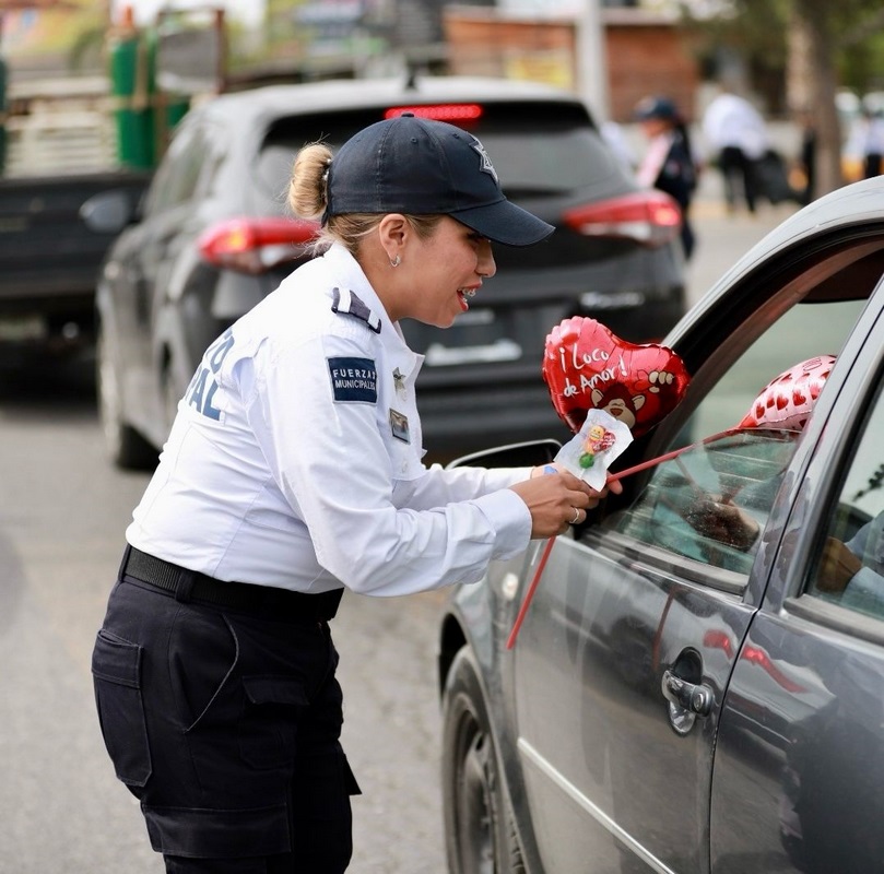 42 Policías de Saltillo se ponen románticos