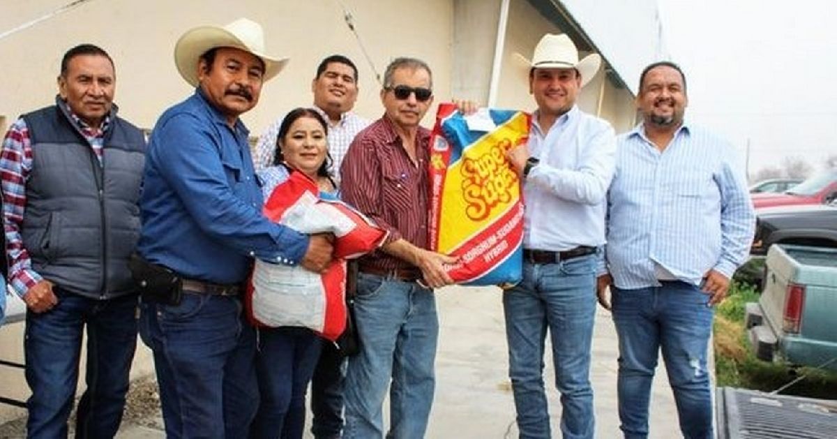 Entrega Pepe Diaz semilla de sorgo a productores del medio rural