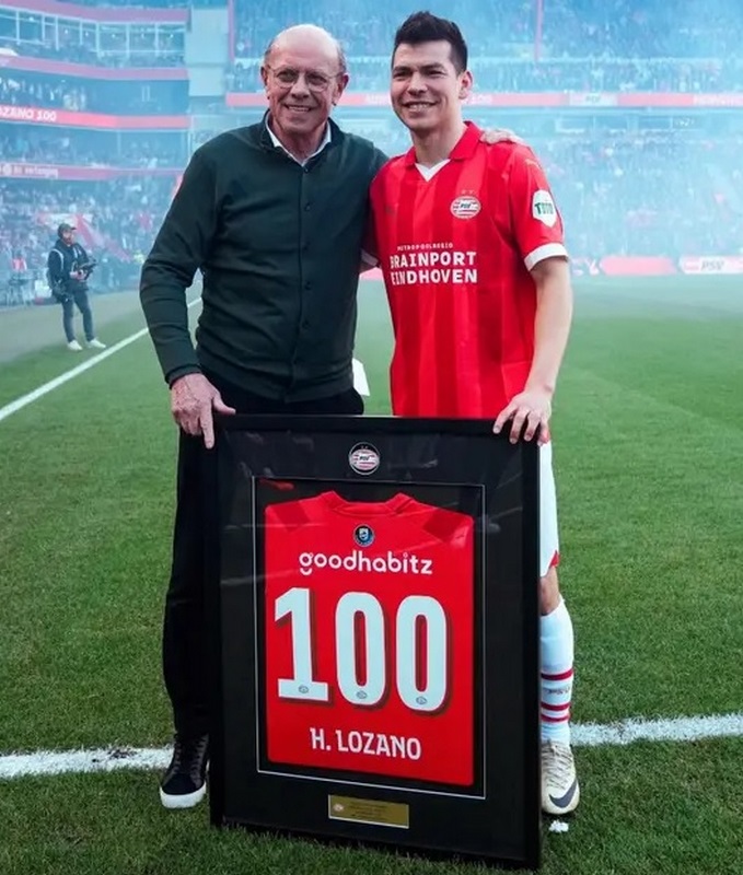 ‘Chucky’ Lozano recibe reconocimiento tras 100 partidos con PSV