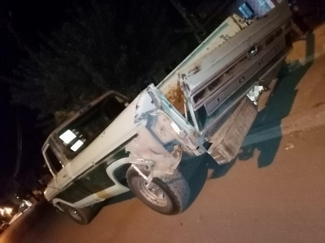 En la Gloria, una camioneta Tahoo choca a camioneta estacionada y huye; afectada busca al responsable