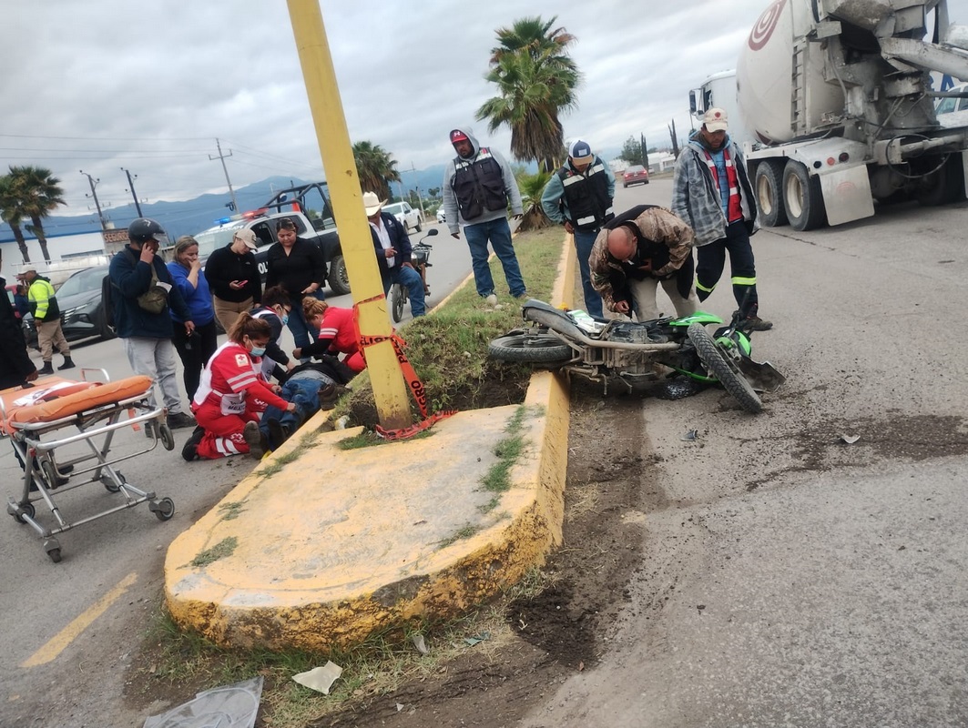 CONDUCTORA ESQUIVA BACHE Y ATROPELLA A MOTOCICLISTA