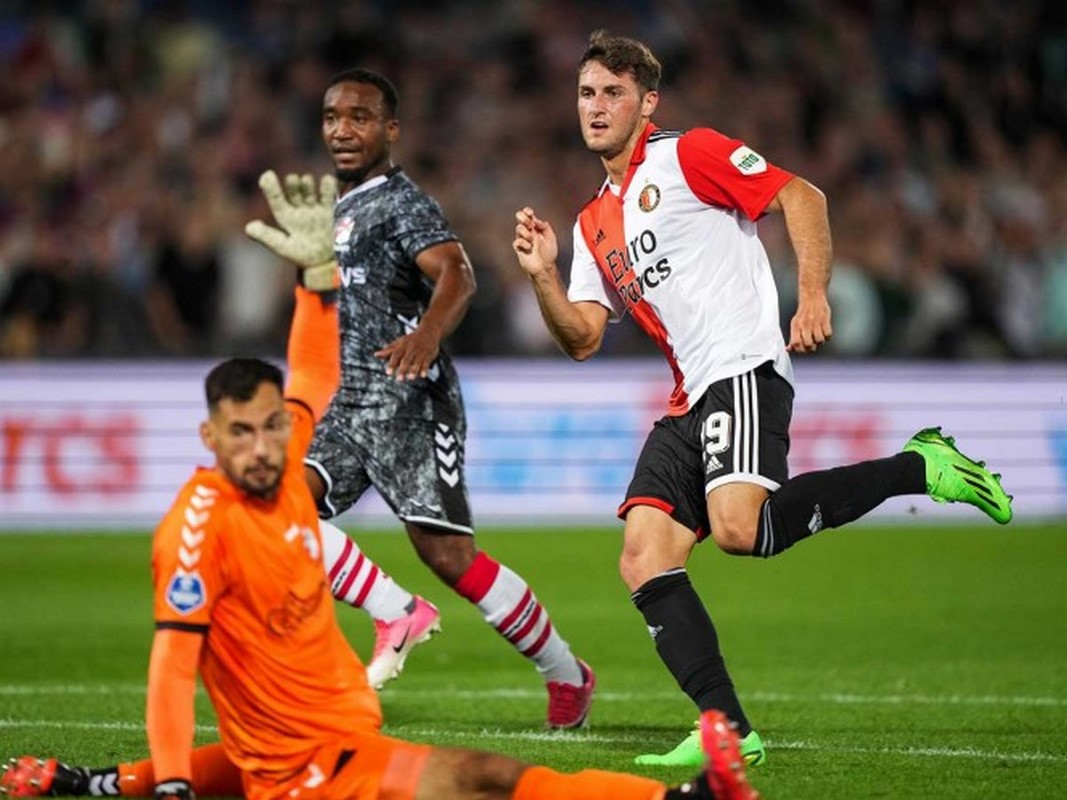 Santiago Giménez anota con Feyenoord y acecha liderato de goleo