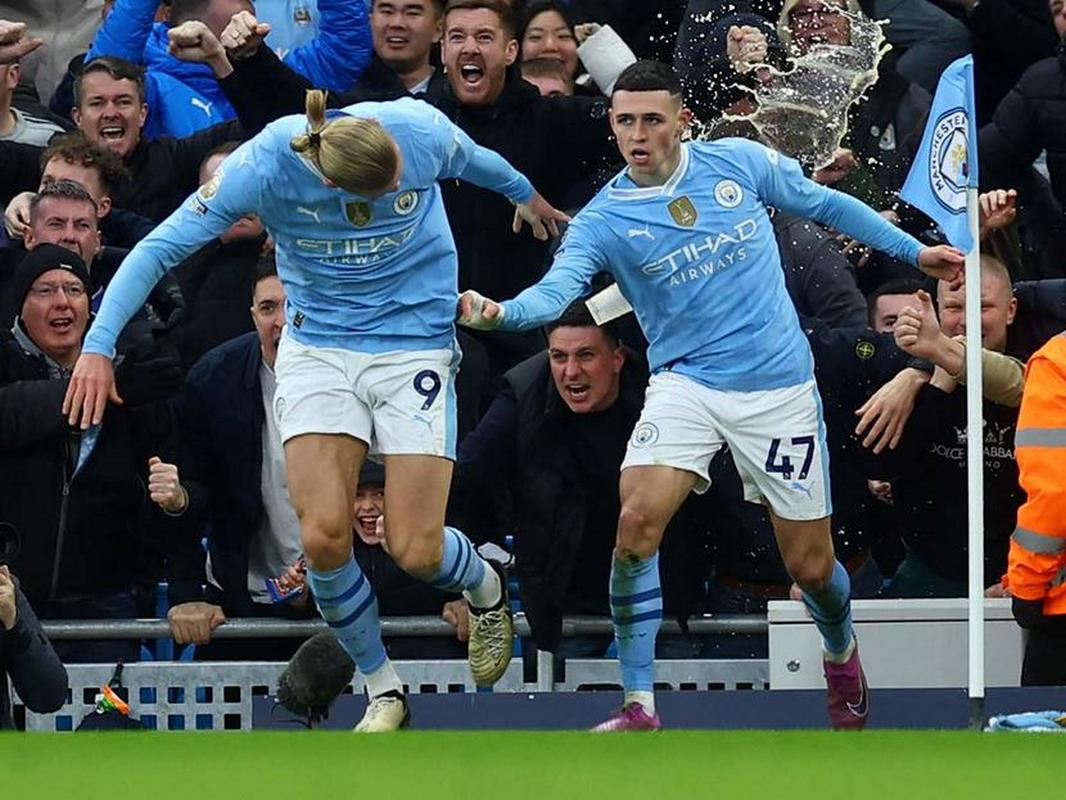¡No me lo va a creer mi mamá! Haaland se come un gol en el Derbi de Manchester