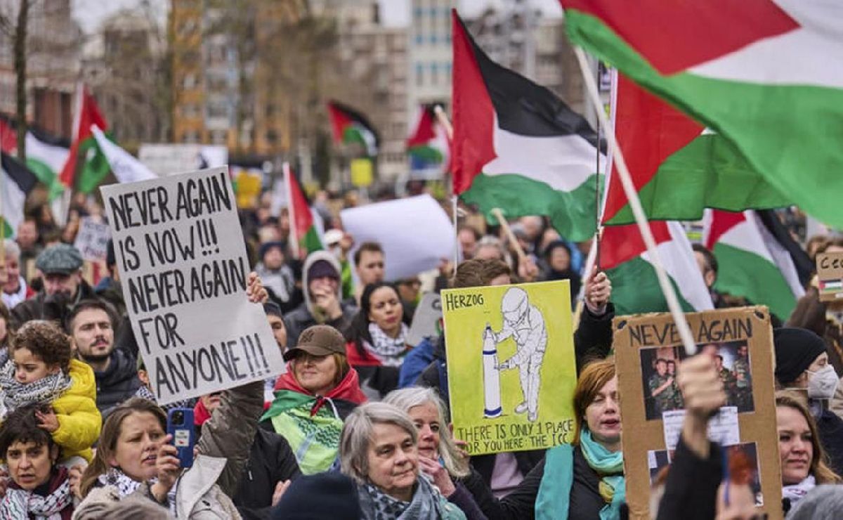 Protestan contra la presencia de presidente israelí en inauguración del Museo Nacional del Holocausto en Ámsterdam
