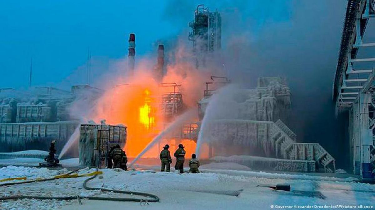 Arden depósitos de combustible en Rusia tras ataques