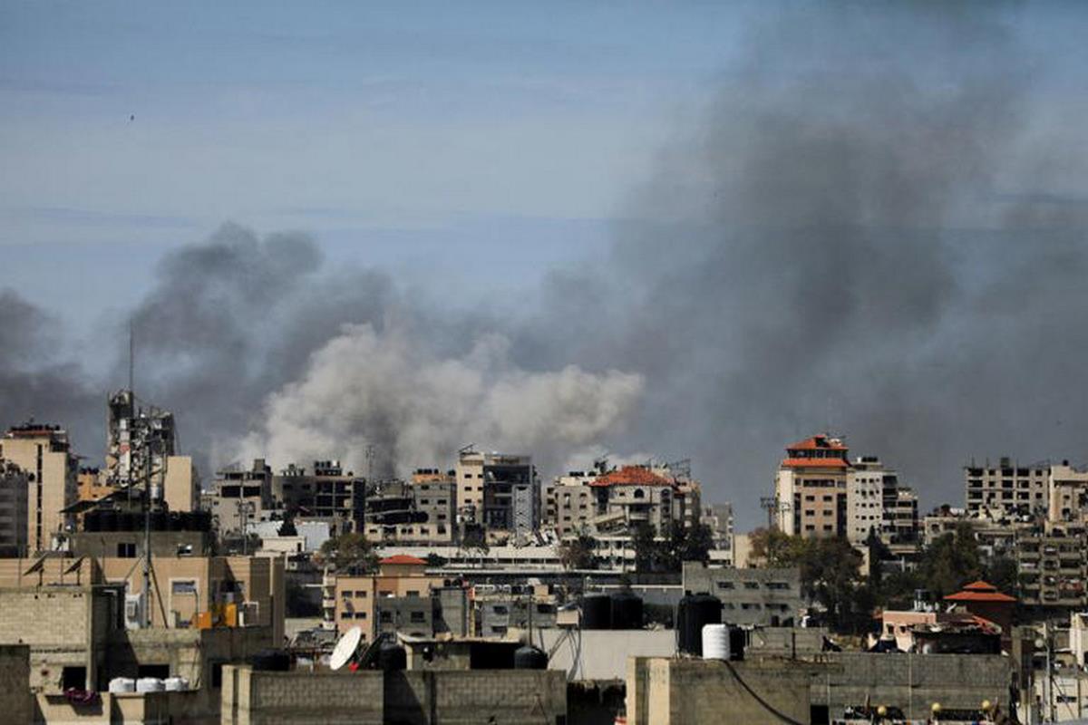 Combatientes palestinos luchan contra fuerzas israelíes en torno al hospital Al Shifa de Gaza