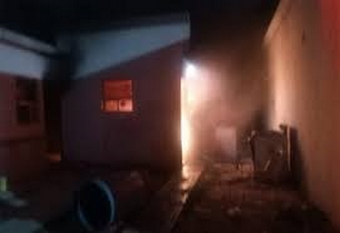 Bomberos combaten dos incendios a casa habitación