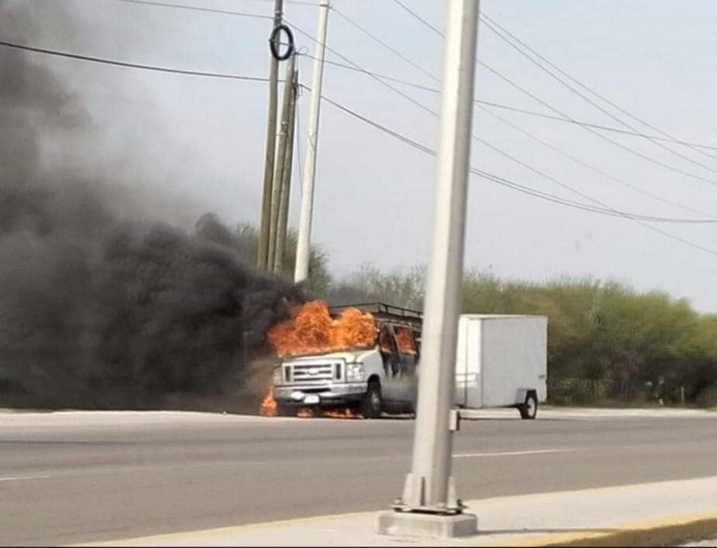 Camioneta de texanos, termina envuelta en llamas