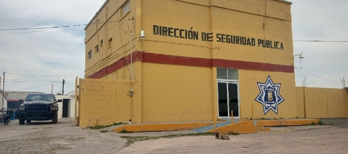 Ladrón logra robar objetos de un vehículo y se da a la huida