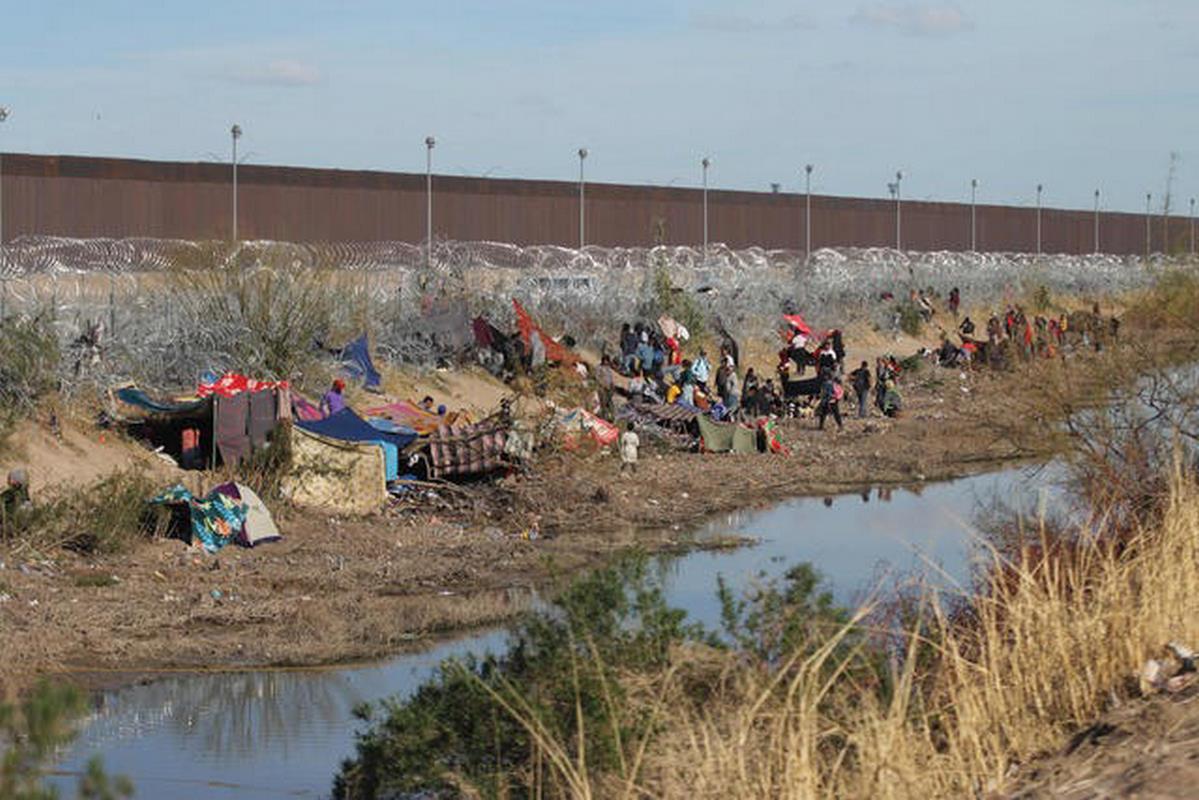 Migrantes en Ciudad Juárez esperan en la frontera con Estados Unidos el momento oportuno para cruzar