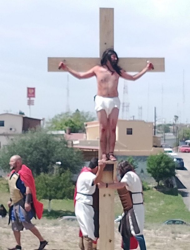 Realizan “viacrucis” viviente