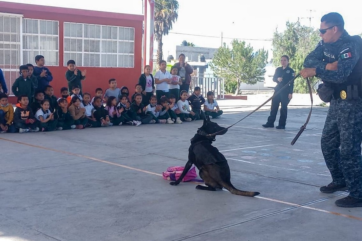 Presentan unidad canina en Ramos Arizpe a estudiantes