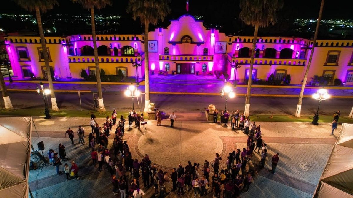 Se ilumina de morado presidencia Municipal de Ramos Arizpe