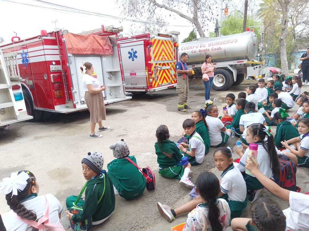 Niños de primaria visitan a los Bomberos para conocer sus actividades