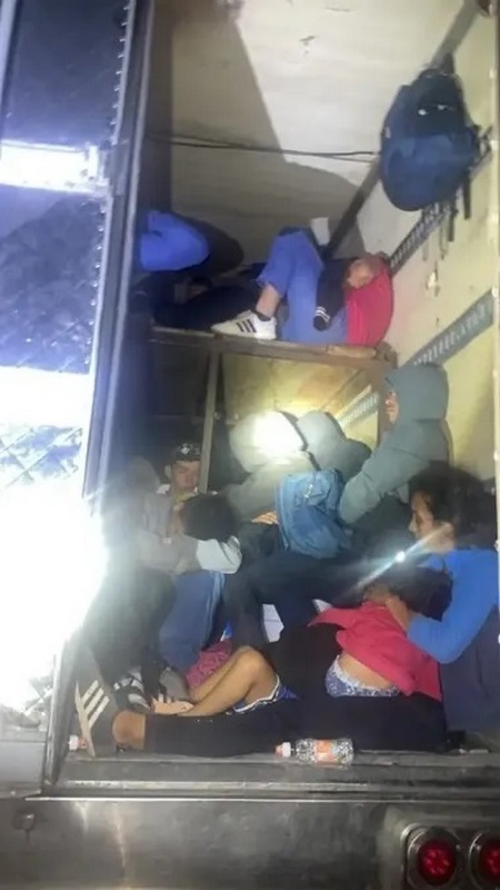 Rescatan a 200 migrantes, mujeres, niños y hombres.
