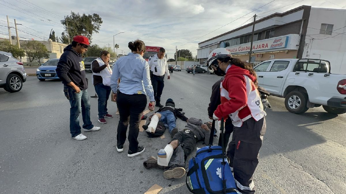 Fuerte accidente deja motociclistas lesionados