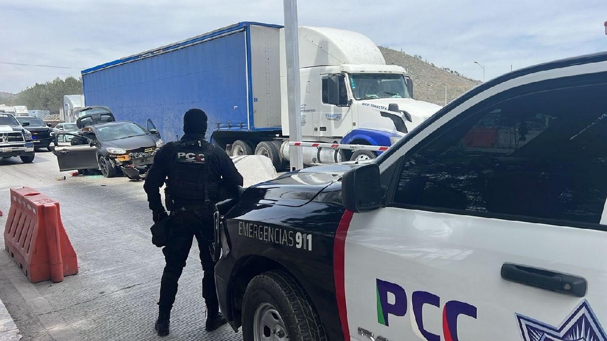 se accidenta mujer impactándose en parte trasera de camión