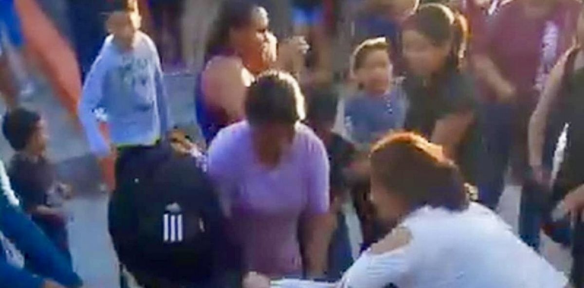 Se lían a golpes madres de familia