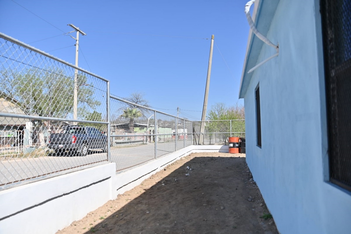 Supervisan avance de construcción de barda perimetral en jardín de niños