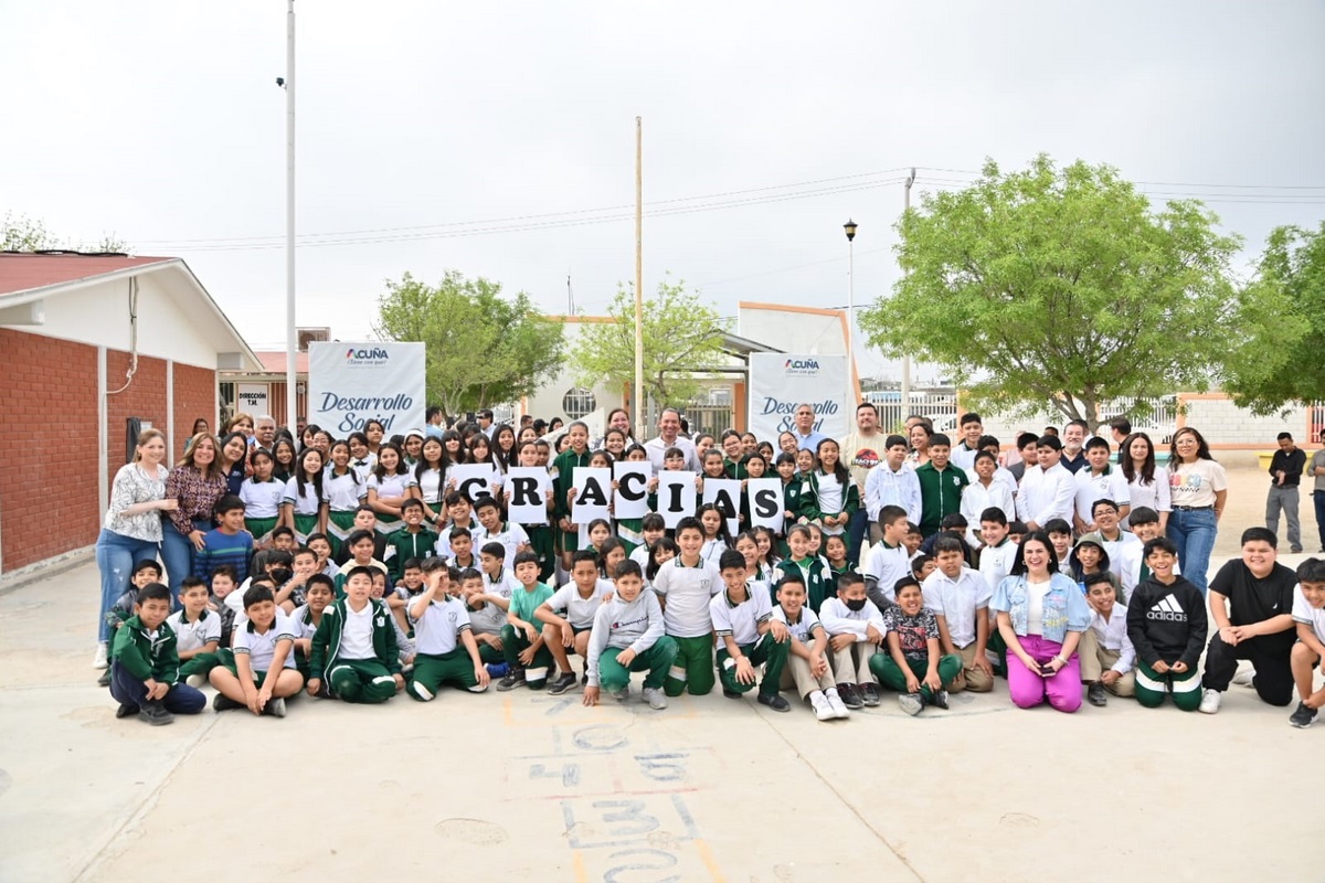Supervisan trabajo de impermeabilización de aula en la primaria Leona Vicario